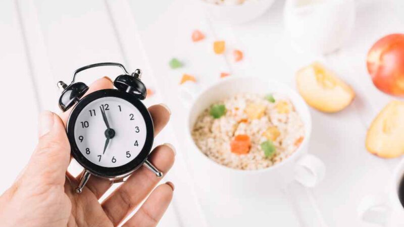 Should You Eat Dinner Before 7 PM?